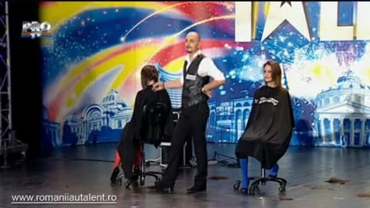 Florin Harsan tunzând două persoane simultan la Românii au Talent