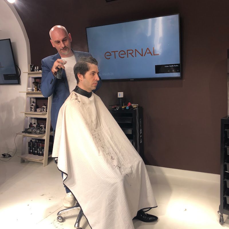 Florin Harsan tunzând un client în salon