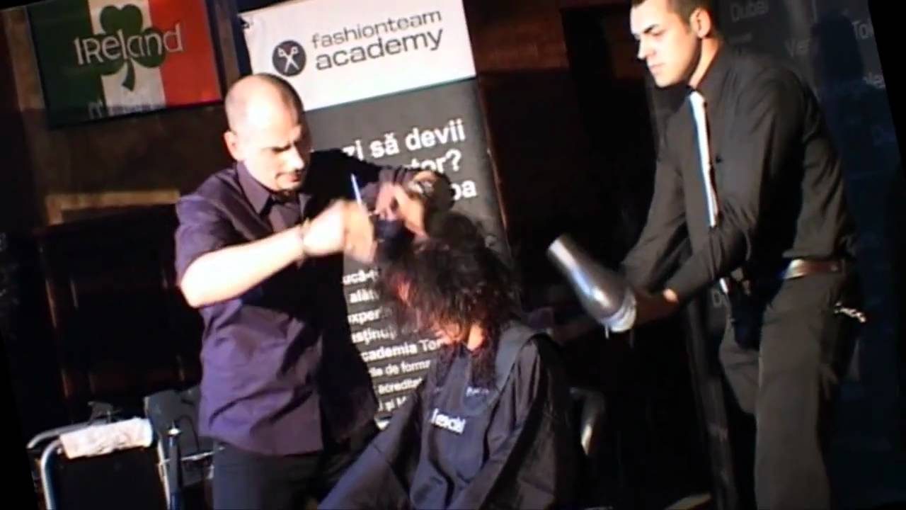 Florin Harsan tunzând pe scenă la Fashionteam Academy