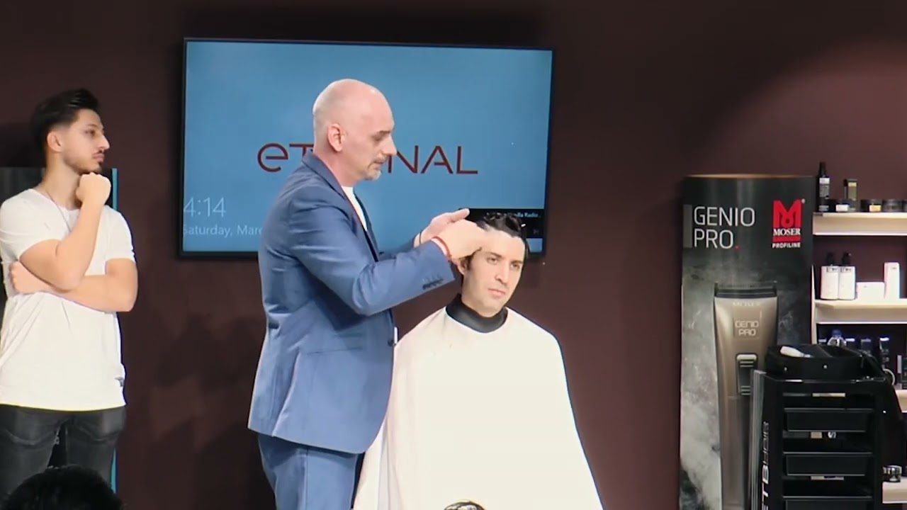 Florin Harsan tunzând un model la un seminar în București